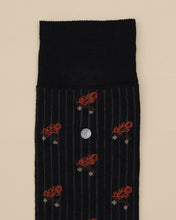 Load image into Gallery viewer, Floral Motif Crew Socks