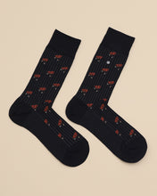 Load image into Gallery viewer, Floral Motif Crew Socks