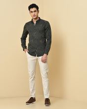 Load image into Gallery viewer, Ditsy Floral Trim Fit Shirt
